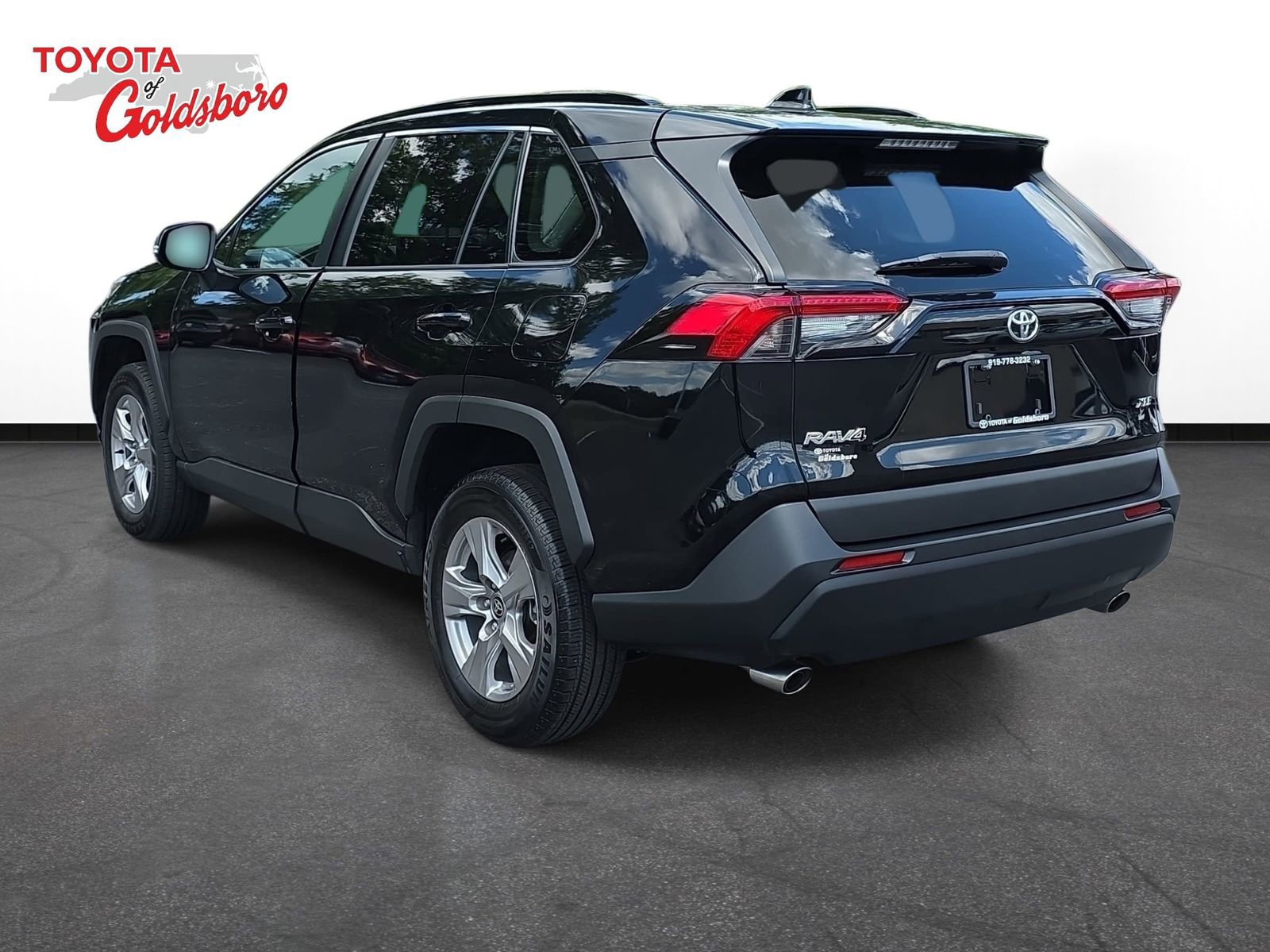 Used 2022 Toyota RAV4 XLE w/ Convenience Package FWD image 7