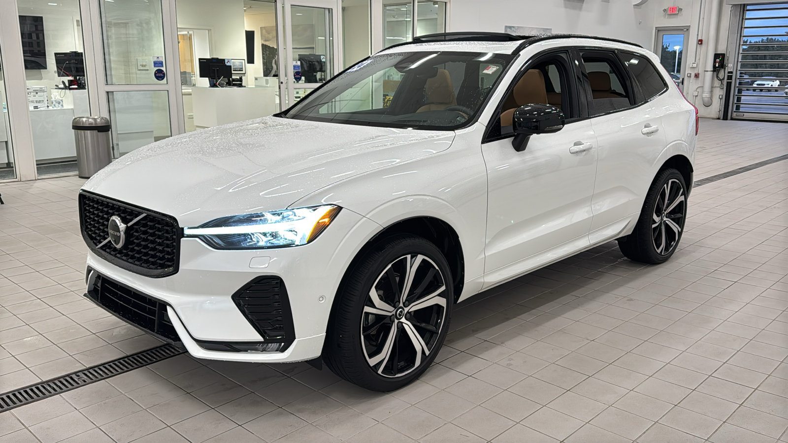 Used 2024 Volvo XC60 B5 Ultimate w/ Protection Package Premier AWD/4WD image 9