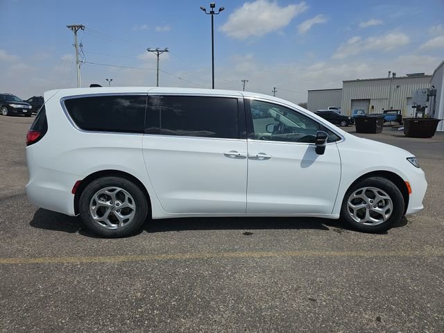 Used 2024 Chrysler Pacifica Limited FWD image 6