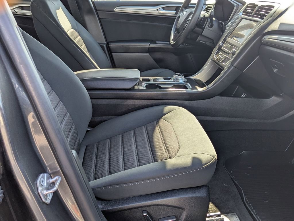 Used 2020 Ford Fusion SE image 28