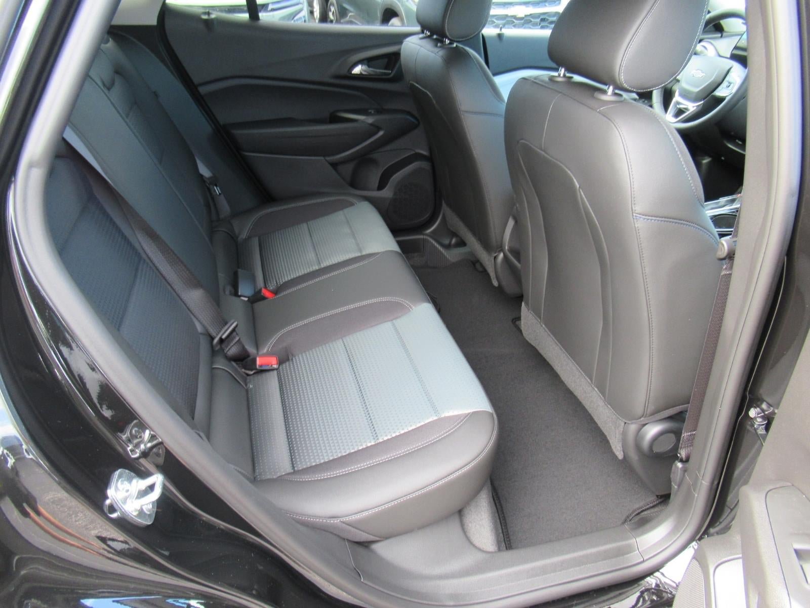 New 2026 Chevrolet Trax LT w/ Midnight Edition FWD image 26
