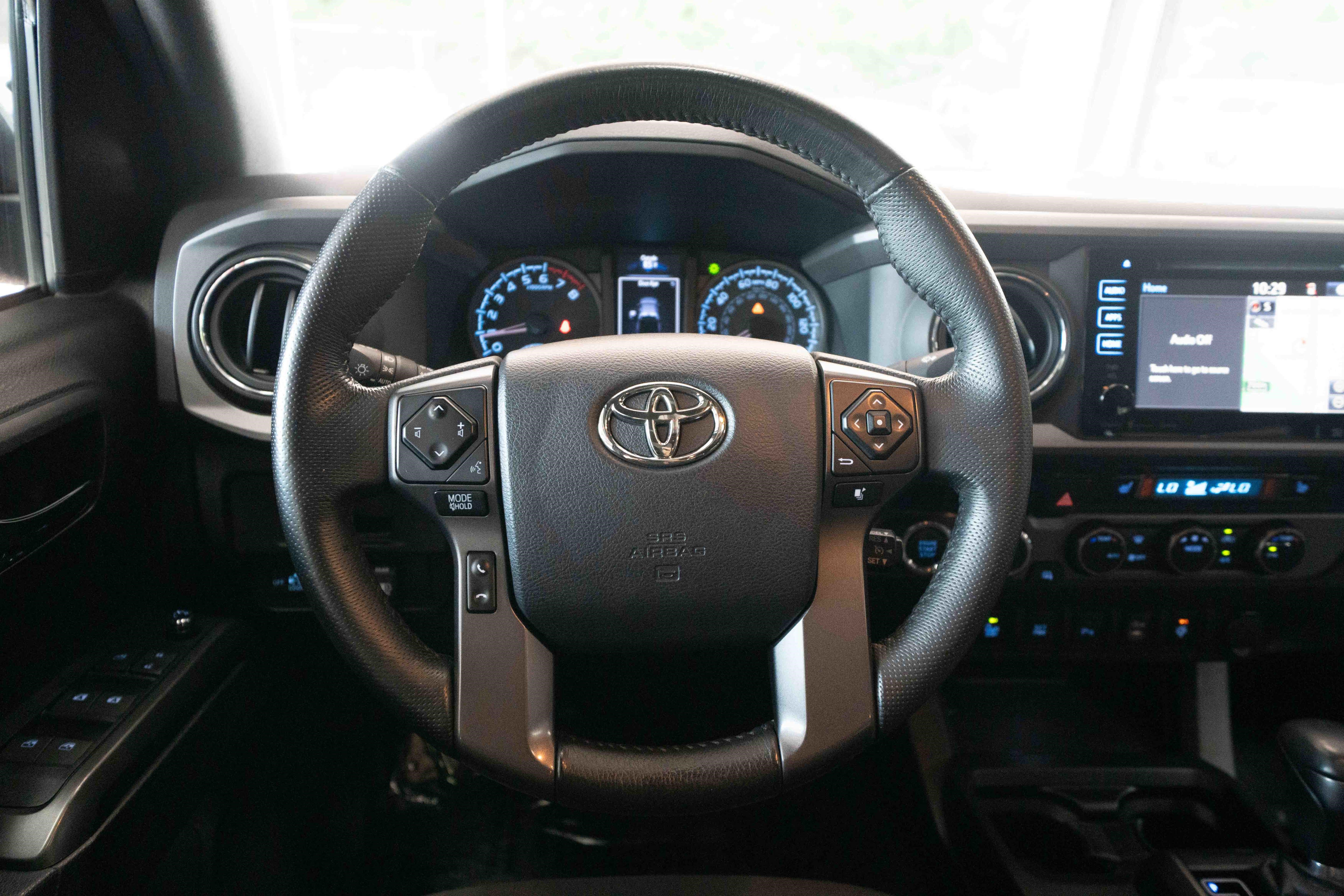 Used 2017 Toyota Tacoma TRD Off-Road w/ Premium & Technology Package AWD/4WD image 22
