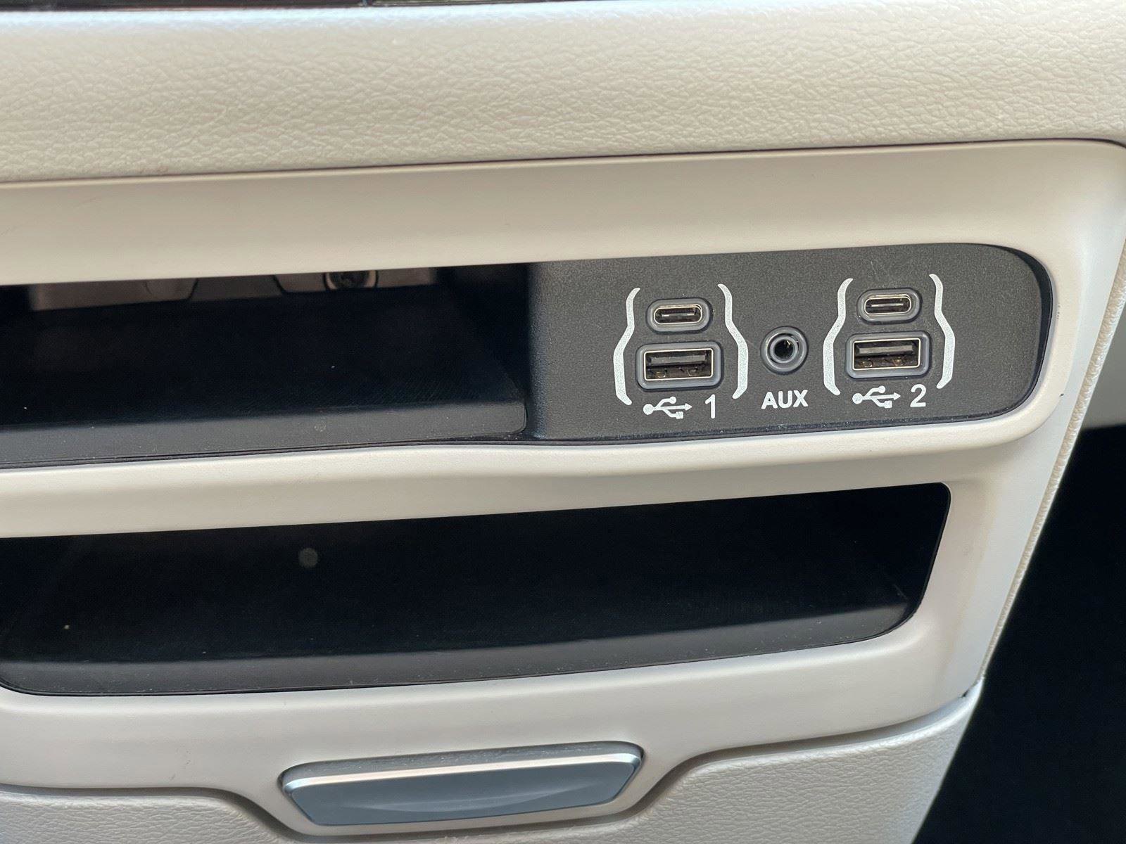 Used 2023 Chrysler Pacifica Touring-L image 27