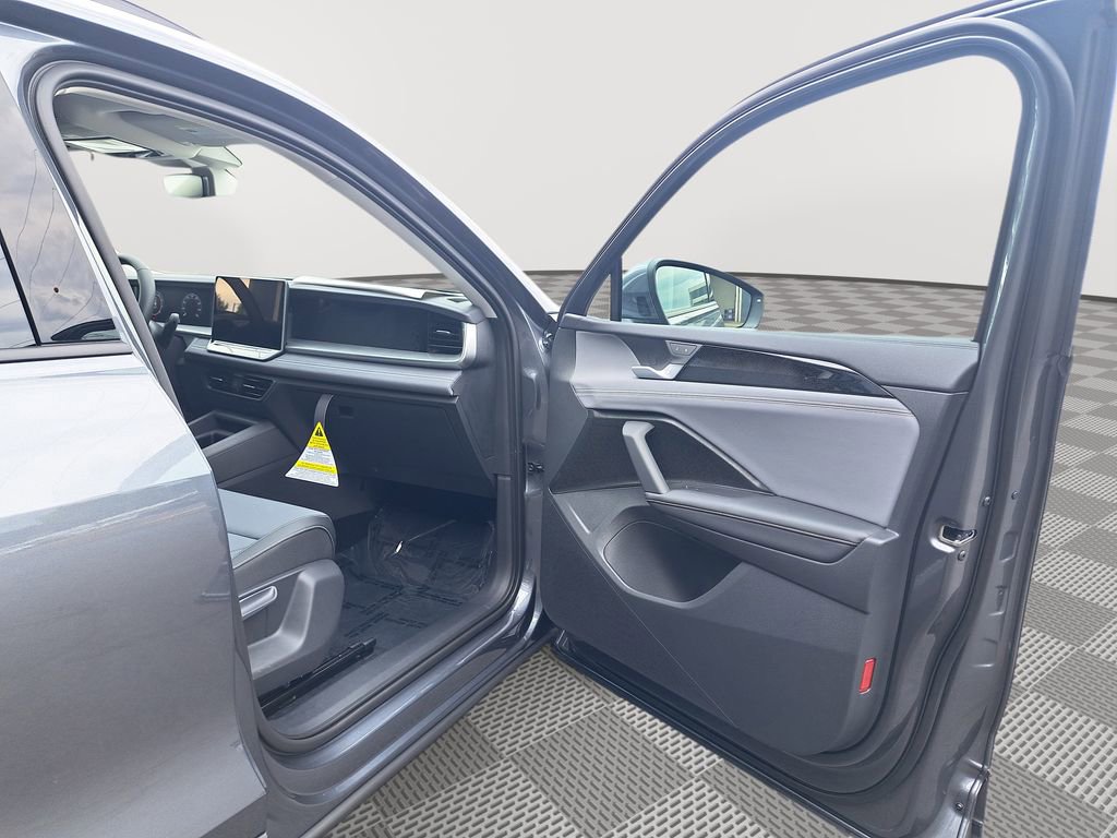 New 2025 Volkswagen Tiguan SE image 17