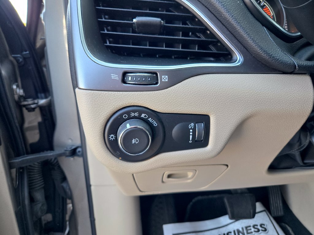 Used 2019 Jeep Cherokee Latitude w/ Popular Appearance Group FWD image 14