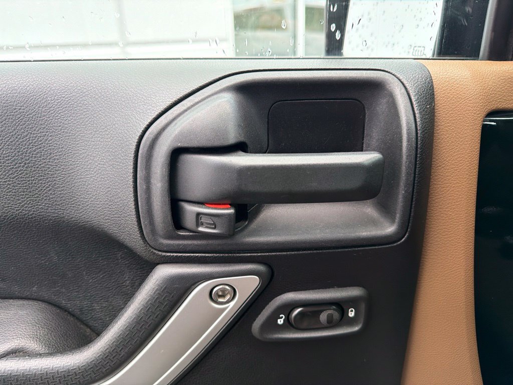 Used 2012 Jeep Wrangler Unlimited Sahara AWD/4WD image 17