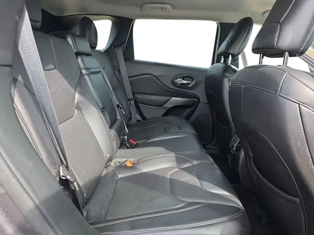 Used 2019 Jeep Cherokee Limited AWD/4WD image 16