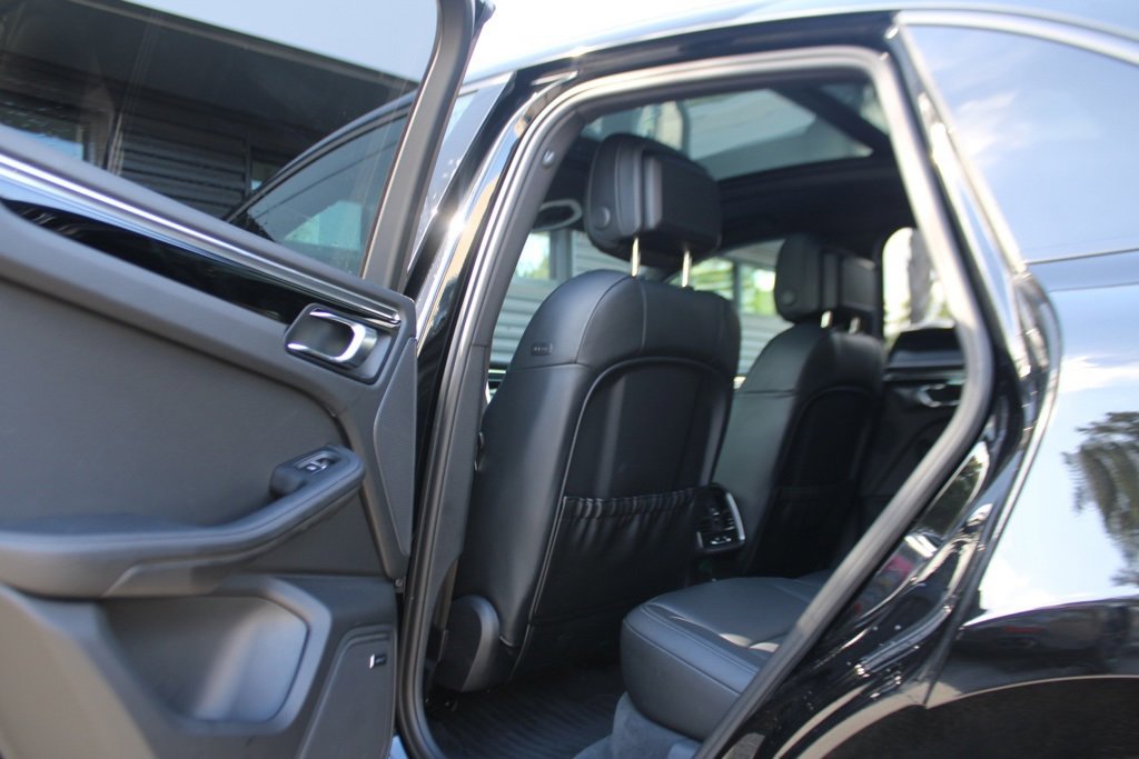 Used 2025 Porsche Macan image 37