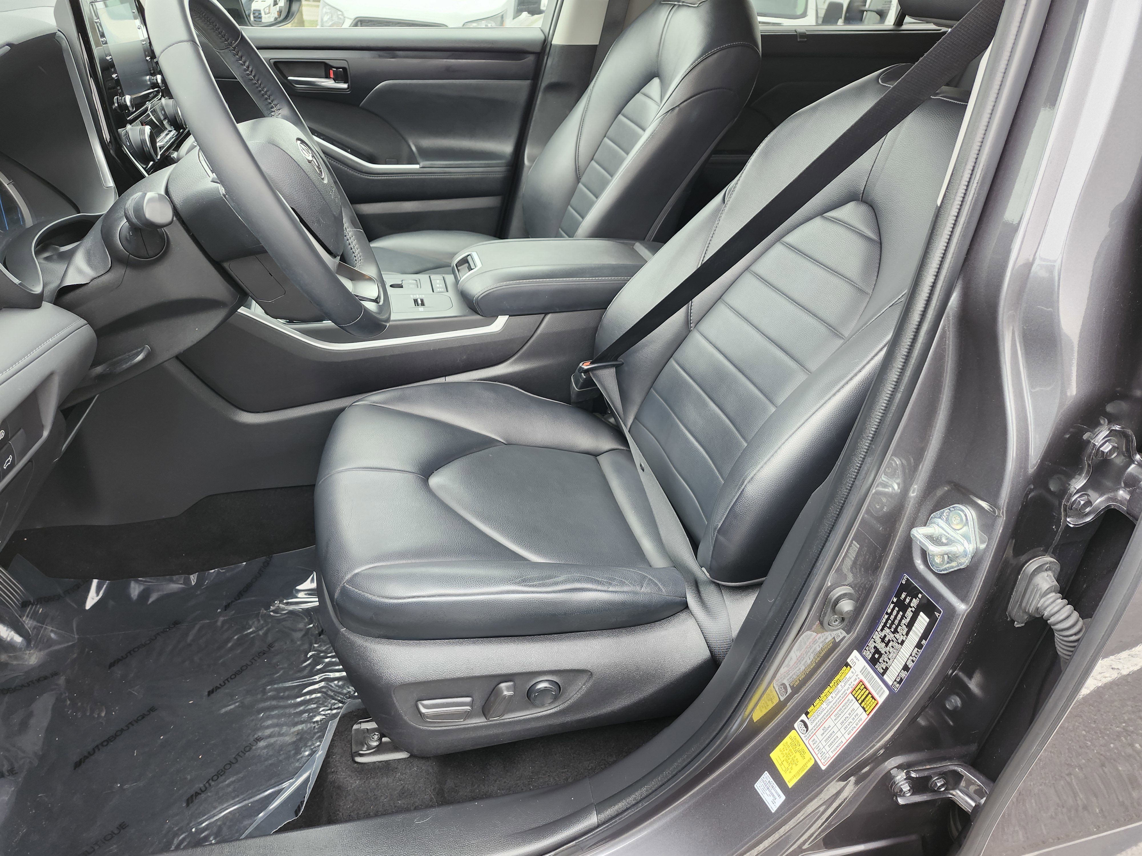 Used 2022 Toyota Highlander XLE image 30