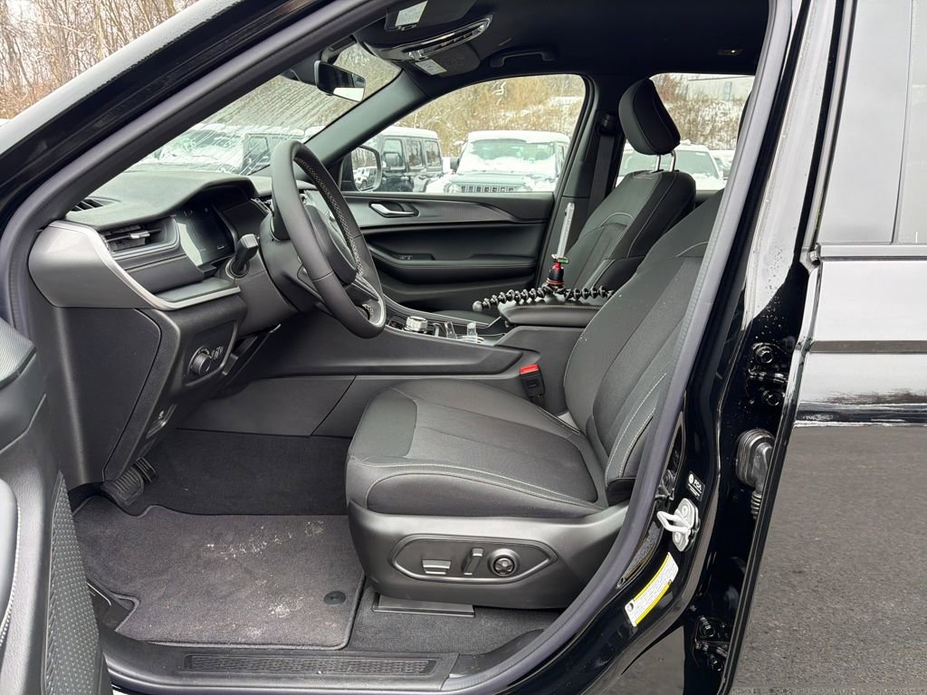 New 2025 Jeep Grand Cherokee Laredo image 10