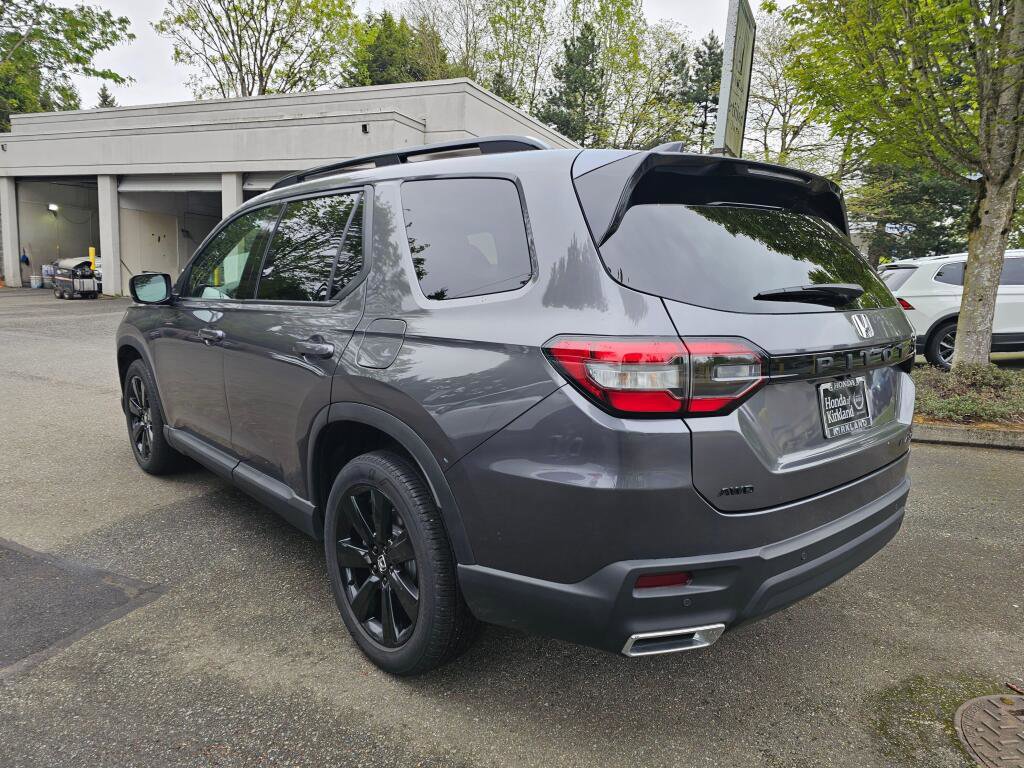 Used 2025 Honda Pilot Black Edition image 5