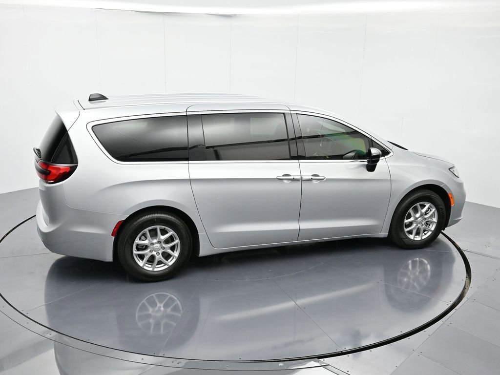 New 2026 Chrysler Pacifica Select image 14