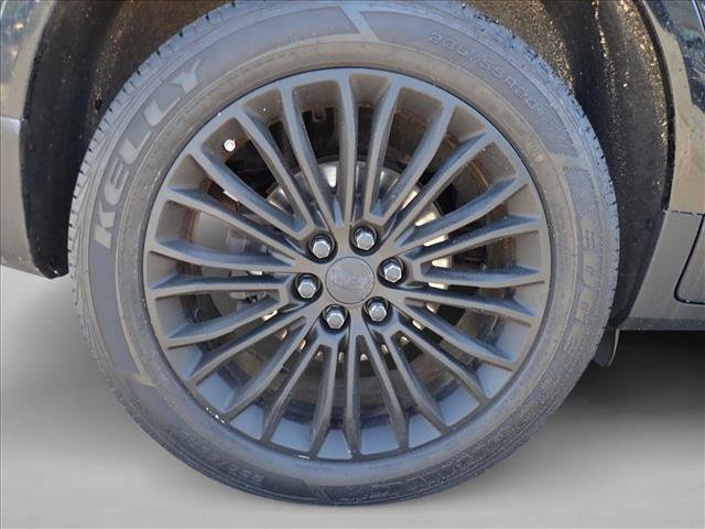 Used 2017 Cadillac XT5 Platinum w/ Driver Assist Package AWD/4WD image 7