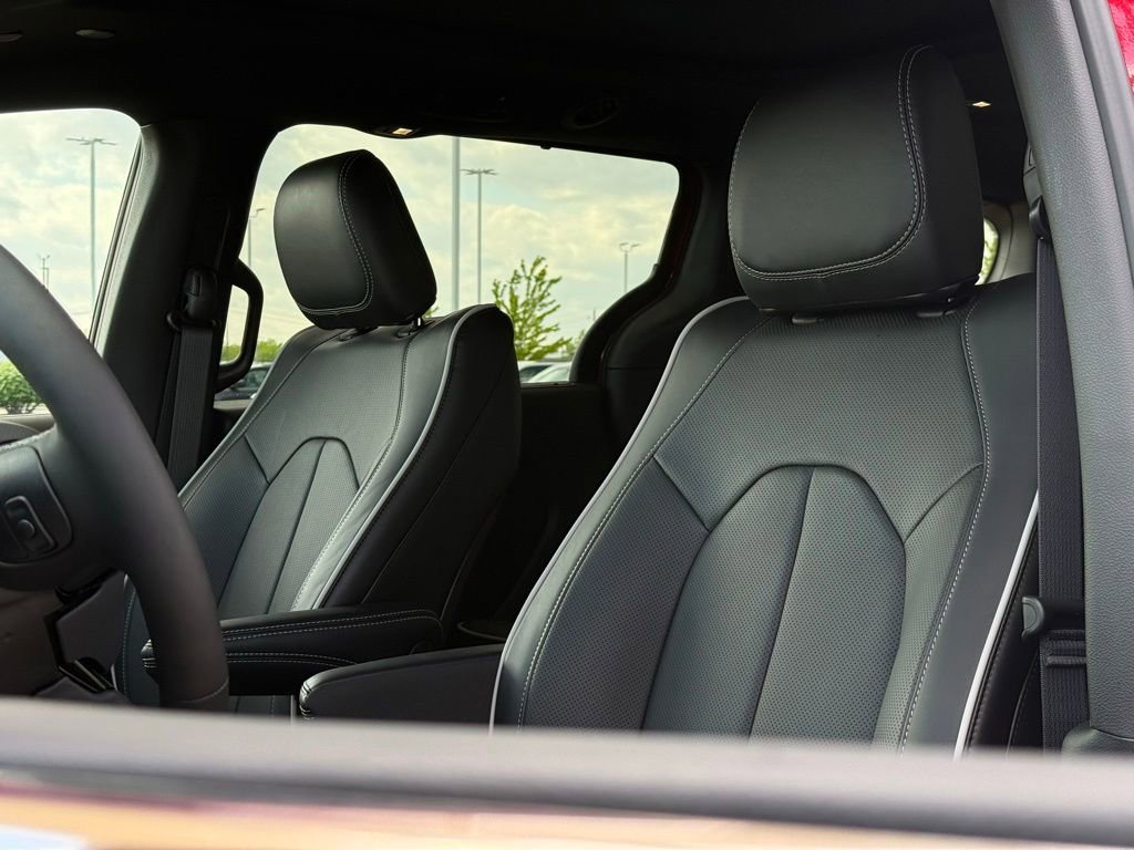 New 2027 Chrysler Pacifica Limited FWD image 17