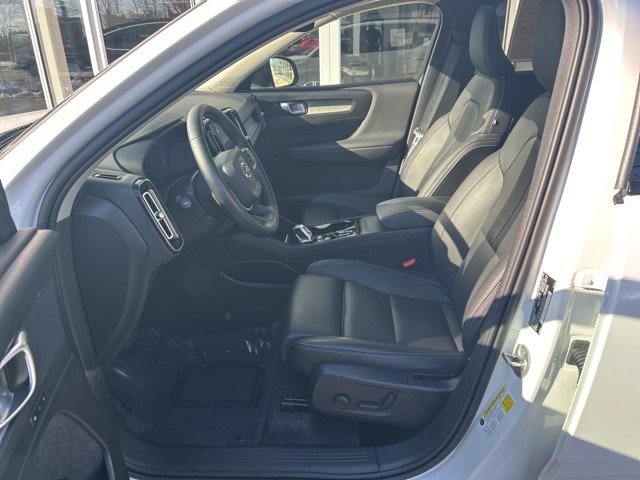 Certified 2025 Volvo XC40 B5 Plus AWD/4WD image 17