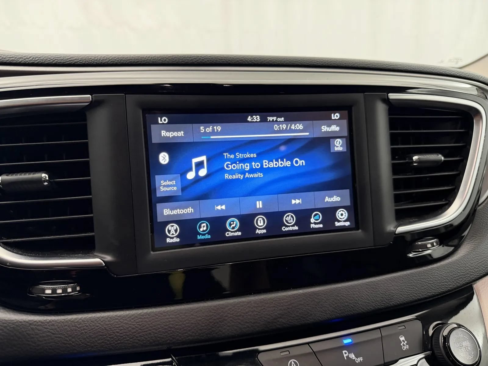 Used 2020 Chrysler Pacifica Touring-L FWD image 17