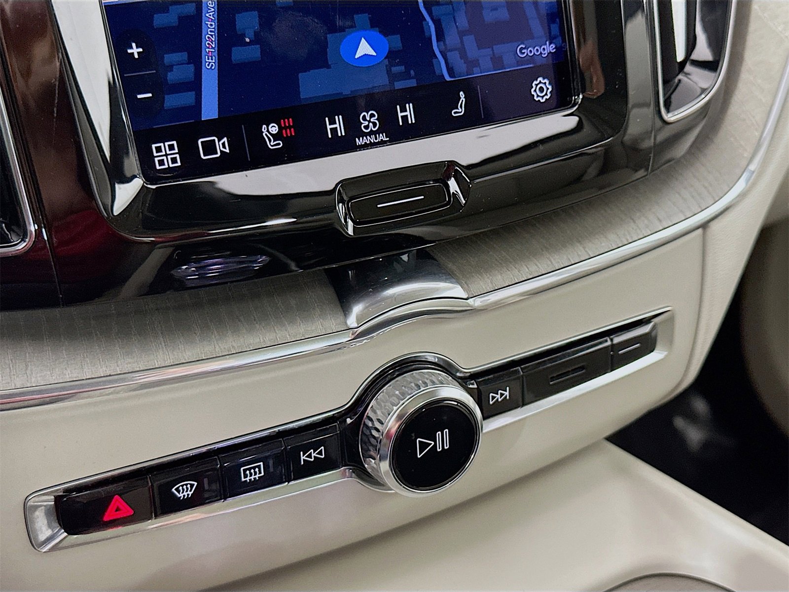 Used 2023 Volvo XC60 B6 Ultimate w/ Protection Package Premier image 15