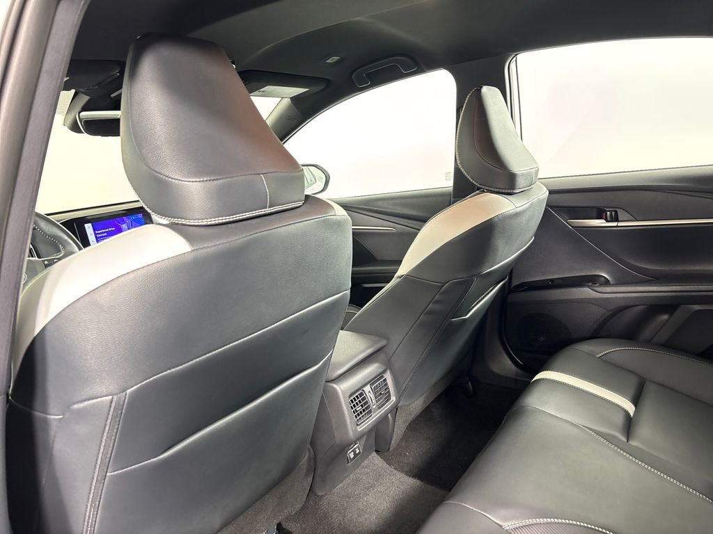 Used 2025 Toyota Camry SE w/ Convenience Package FWD image 28