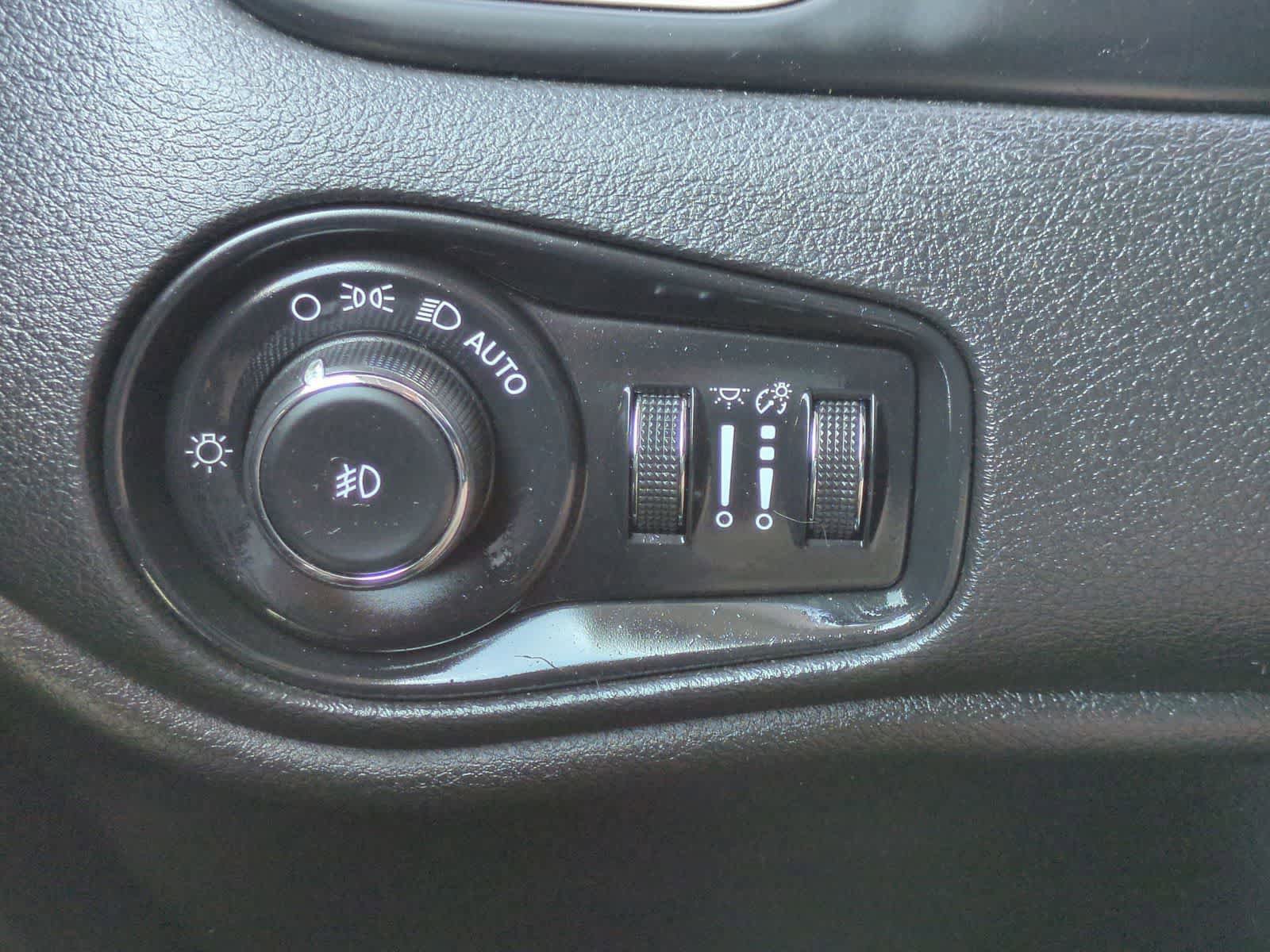 Used 2015 Jeep Renegade Limited FWD image 28