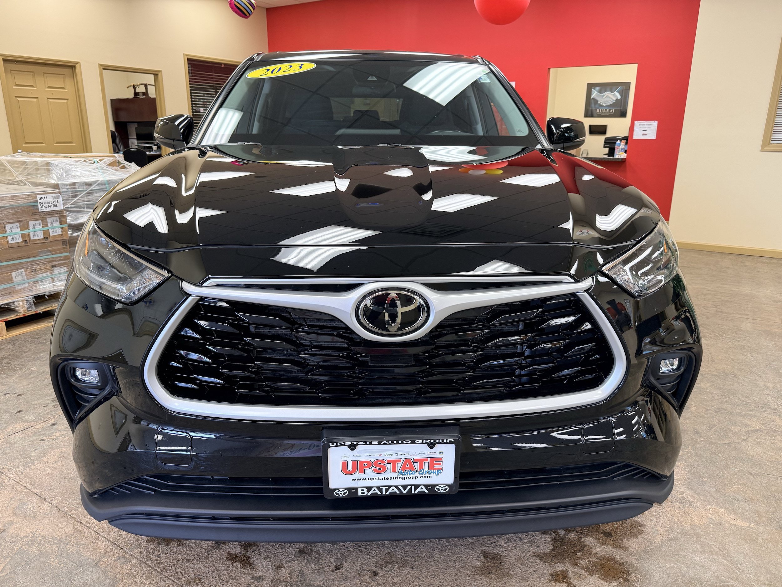 Used 2023 Toyota Highlander LE AWD/4WD image 2