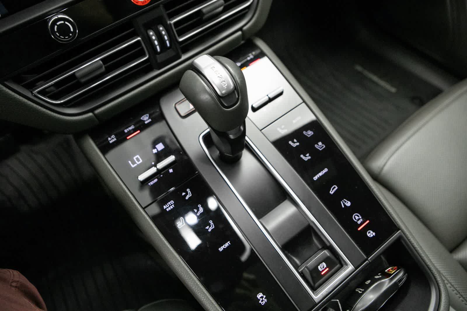Certified 2023 Porsche Macan AWD/4WD image 26