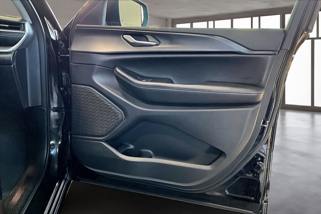 Used 2023 Jeep Grand Cherokee Laredo w/ Luxury Tech Group I image 25