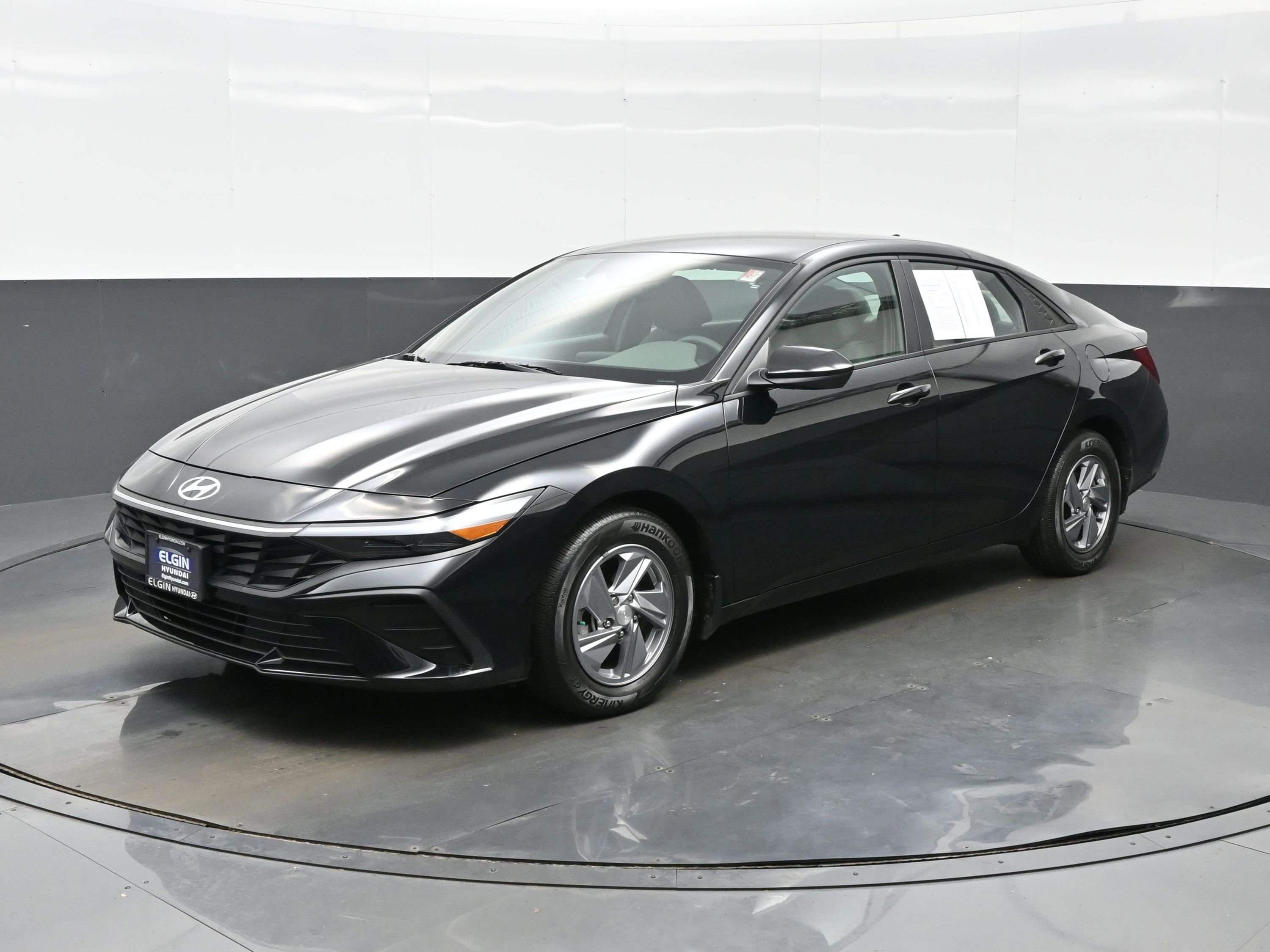 Used 2024 Hyundai Elantra SE FWD image 2
