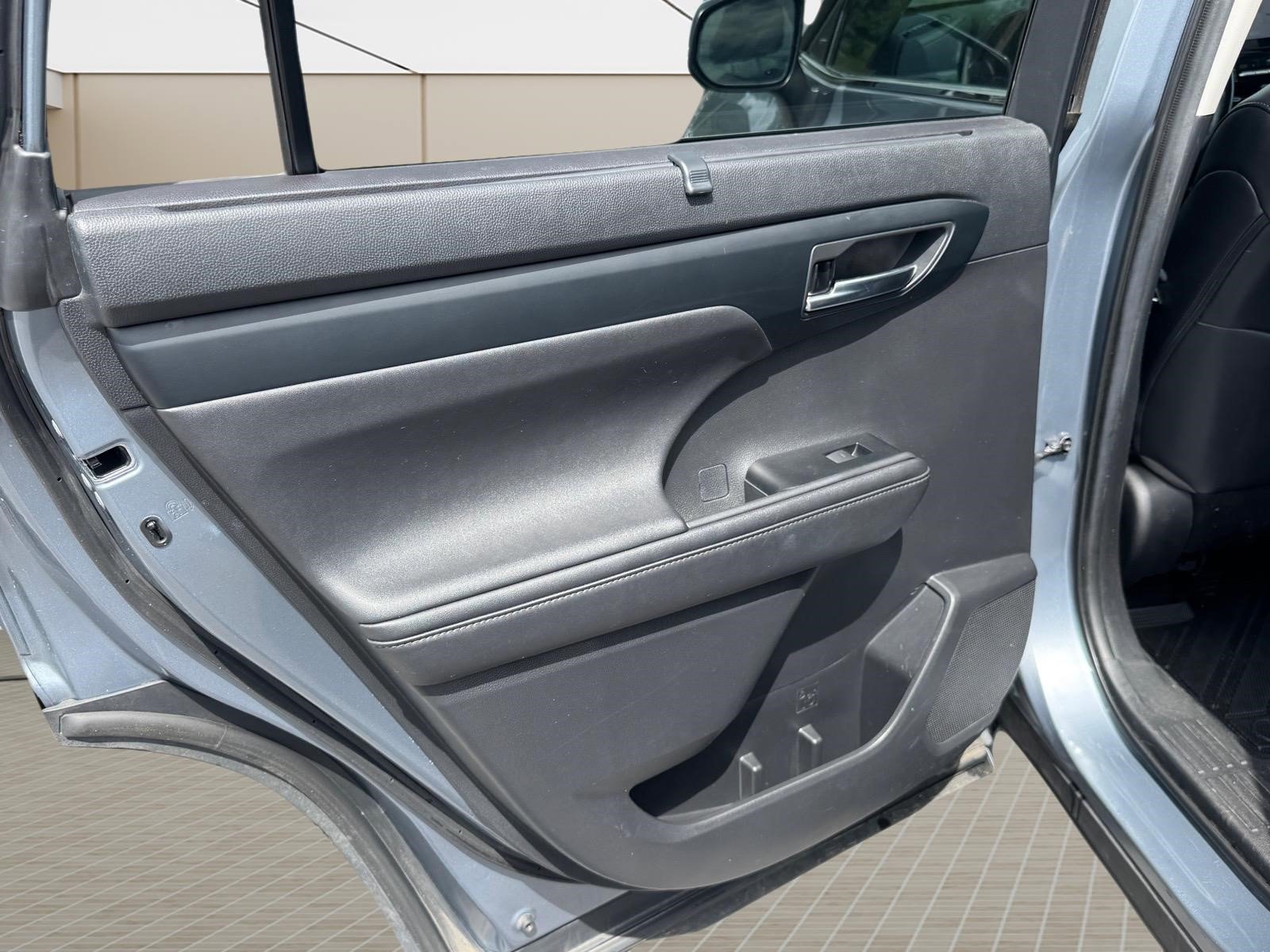 Used 2020 Toyota Highlander XLE FWD image 14