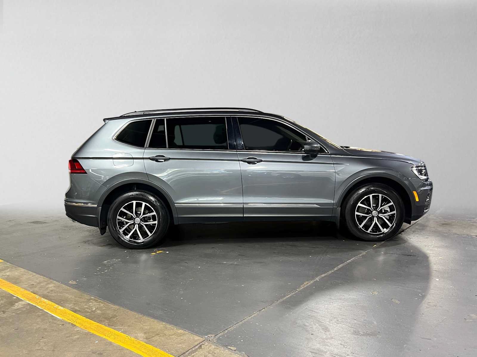 Used 2021 Volkswagen Tiguan SE w/ Panoramic Sunroof Package AWD/4WD image 2