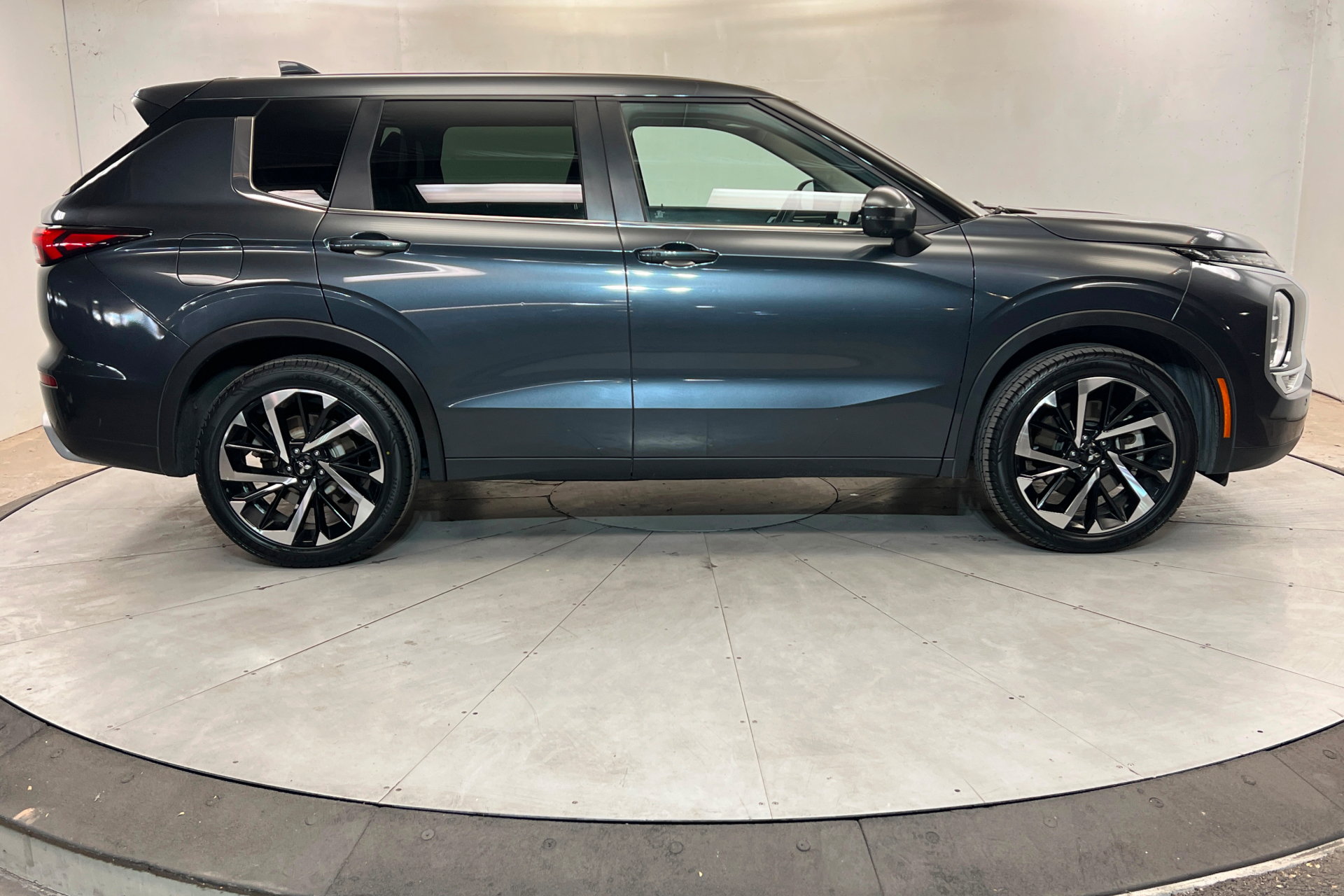 Used 2024 Mitsubishi Outlander FWD image 6