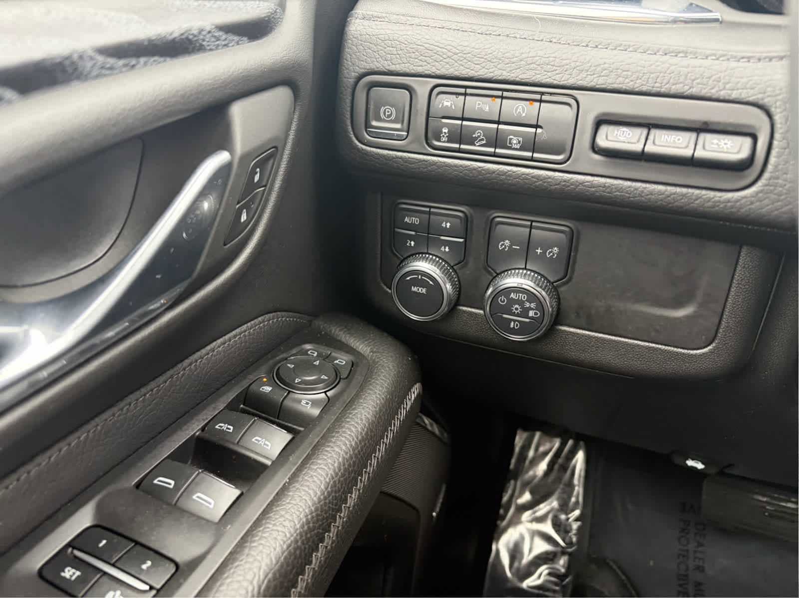 Used 2023 GMC Yukon XL Denali AWD/4WD image 12