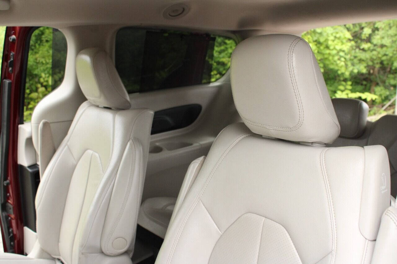 Used 2021 Chrysler Pacifica Touring-L FWD image 33