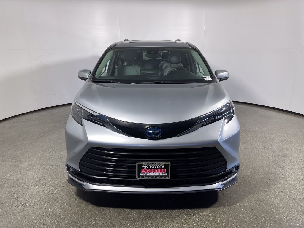 Certified 2025 Toyota Sienna XLE FWD image 8