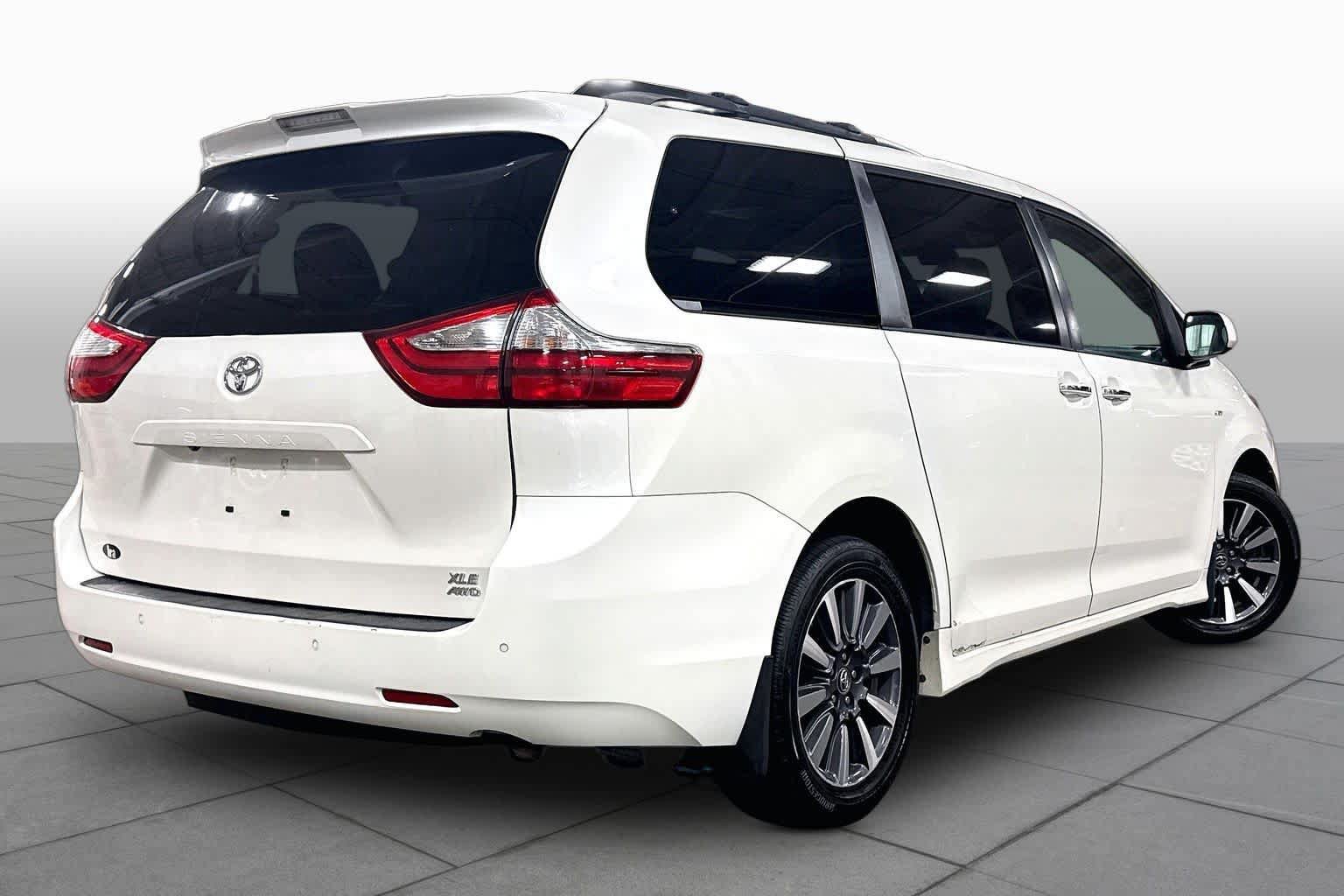 Used 2018 Toyota Sienna XLE Premium w/ Outdoor Package AWD/4WD image 13