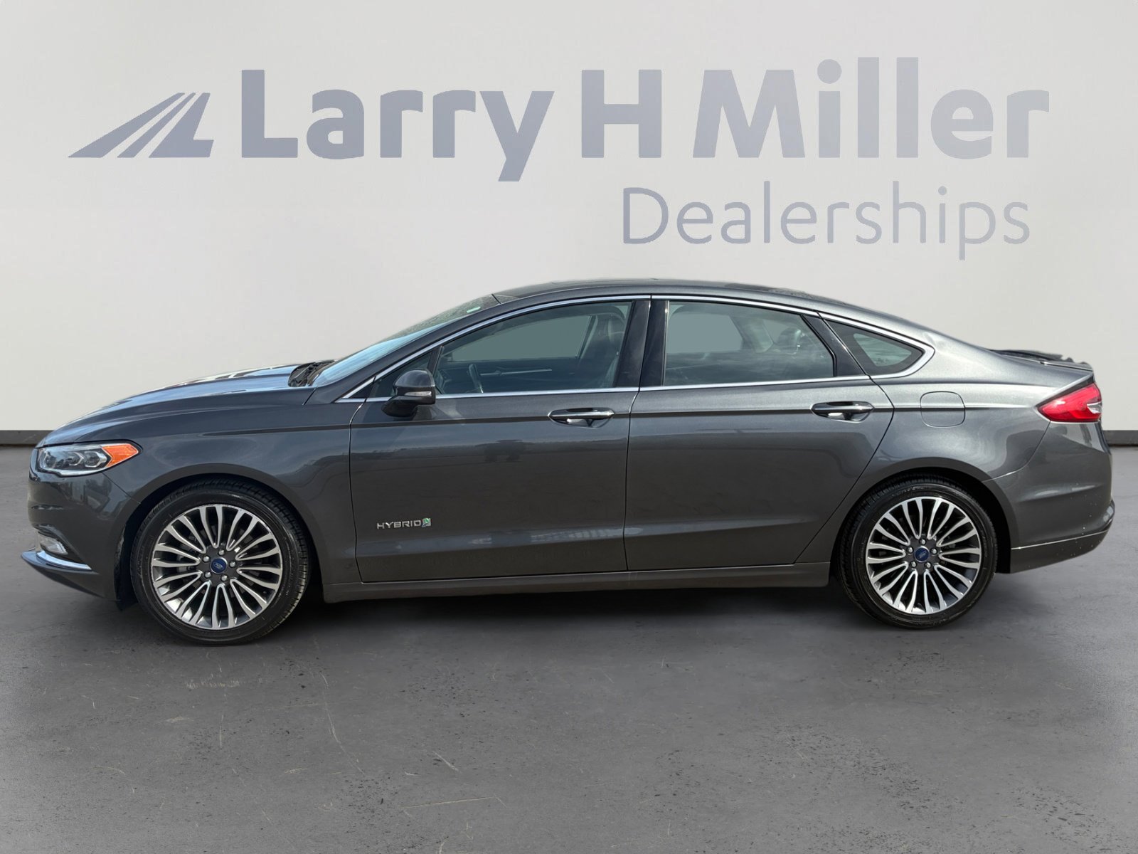 Used 2018 Ford Fusion Titanium image 2