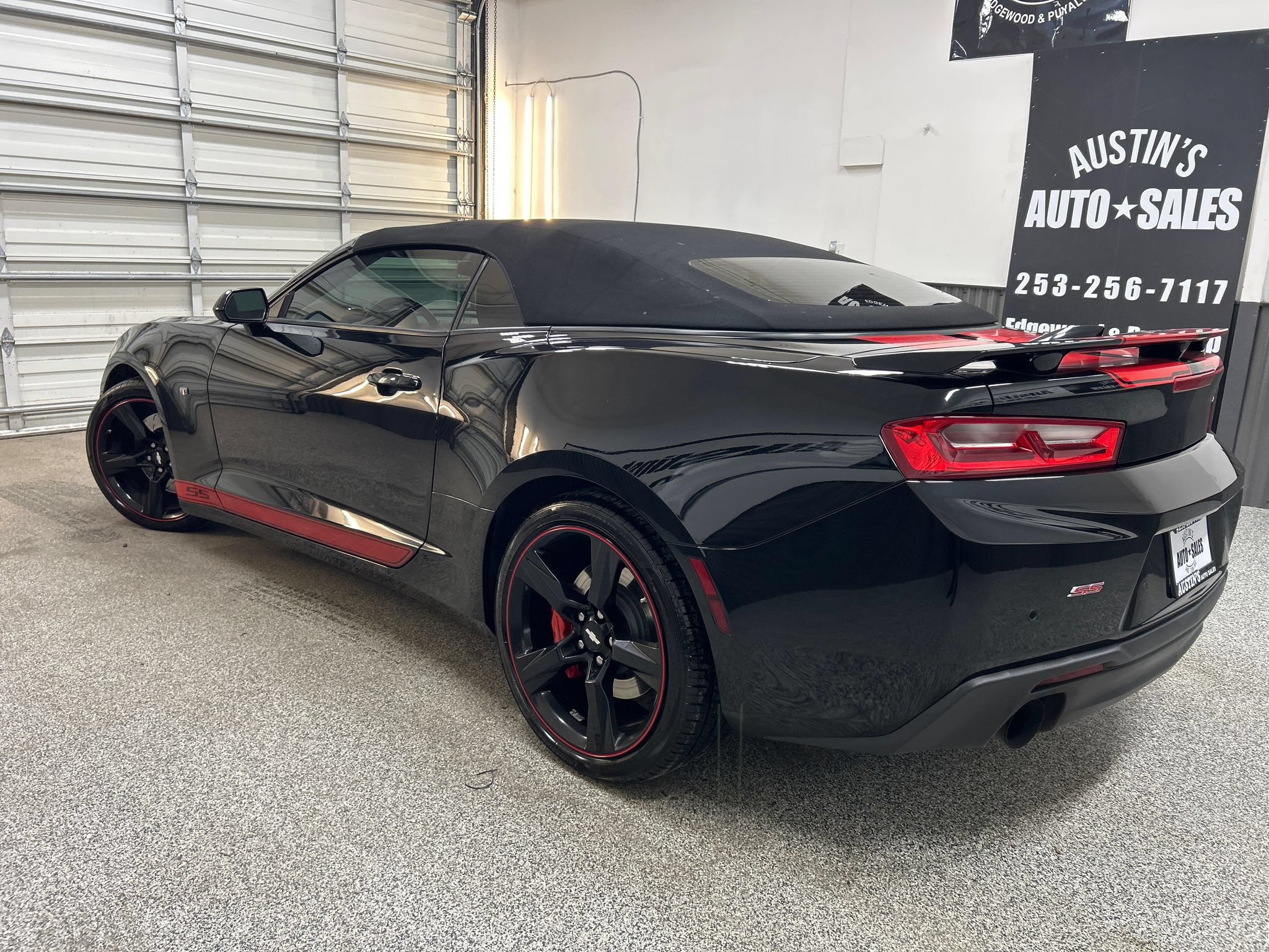 Used 2018 Chevrolet Camaro SS RWD image 4