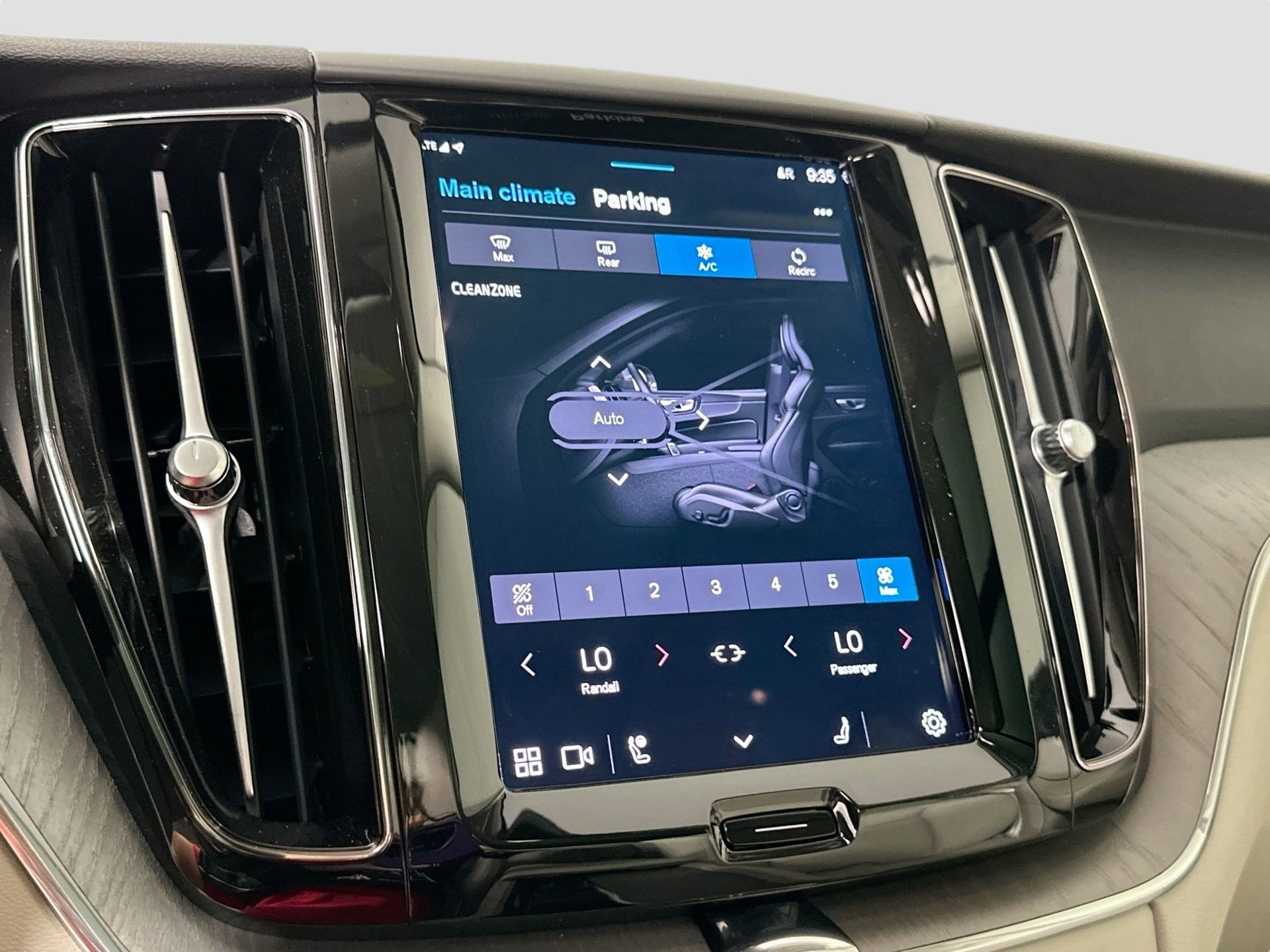 Used 2024 Volvo XC60 T8 Plus w/ Protection Package Premier image 24