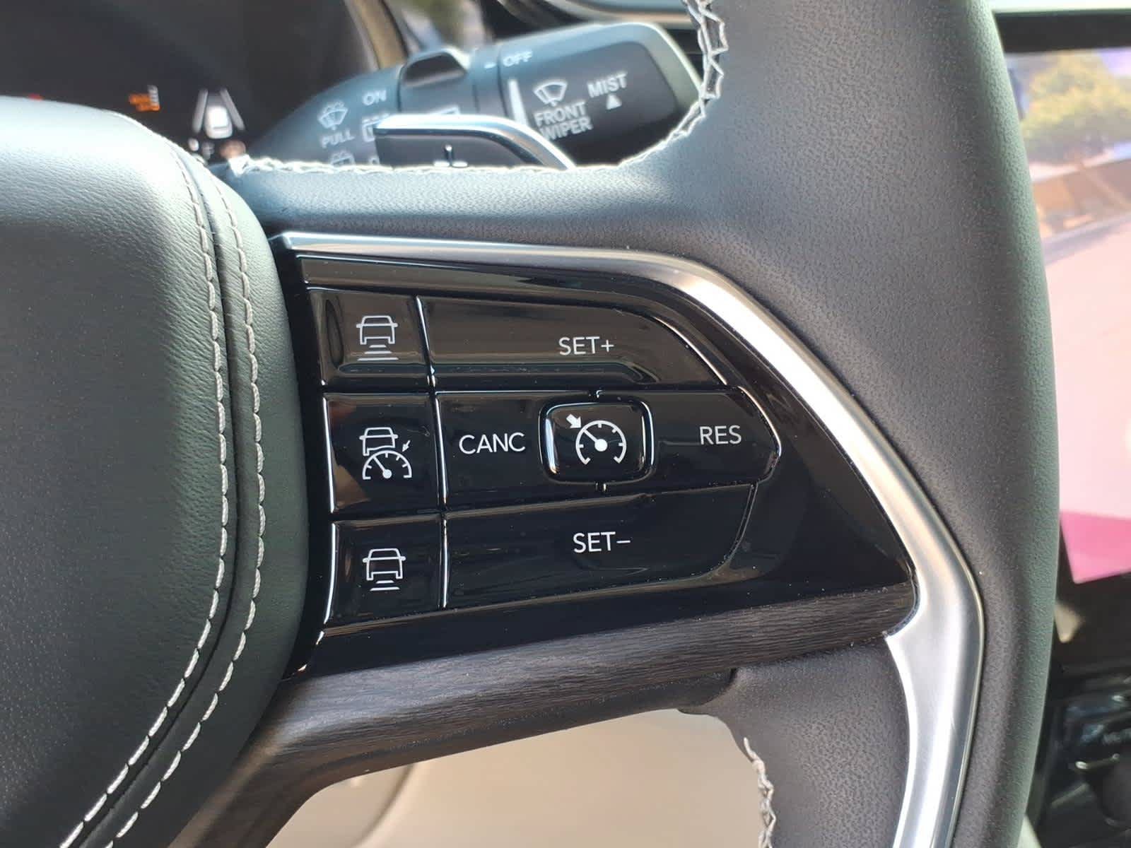 Used 2023 Jeep Grand Cherokee Overland AWD/4WD image 39