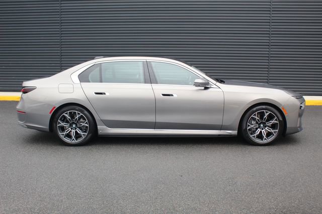 Used 2025 BMW i7 xDrive60 image 9