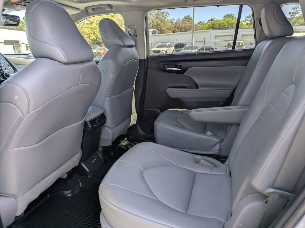 Used 2022 Toyota Highlander XLE AWD/4WD image 14