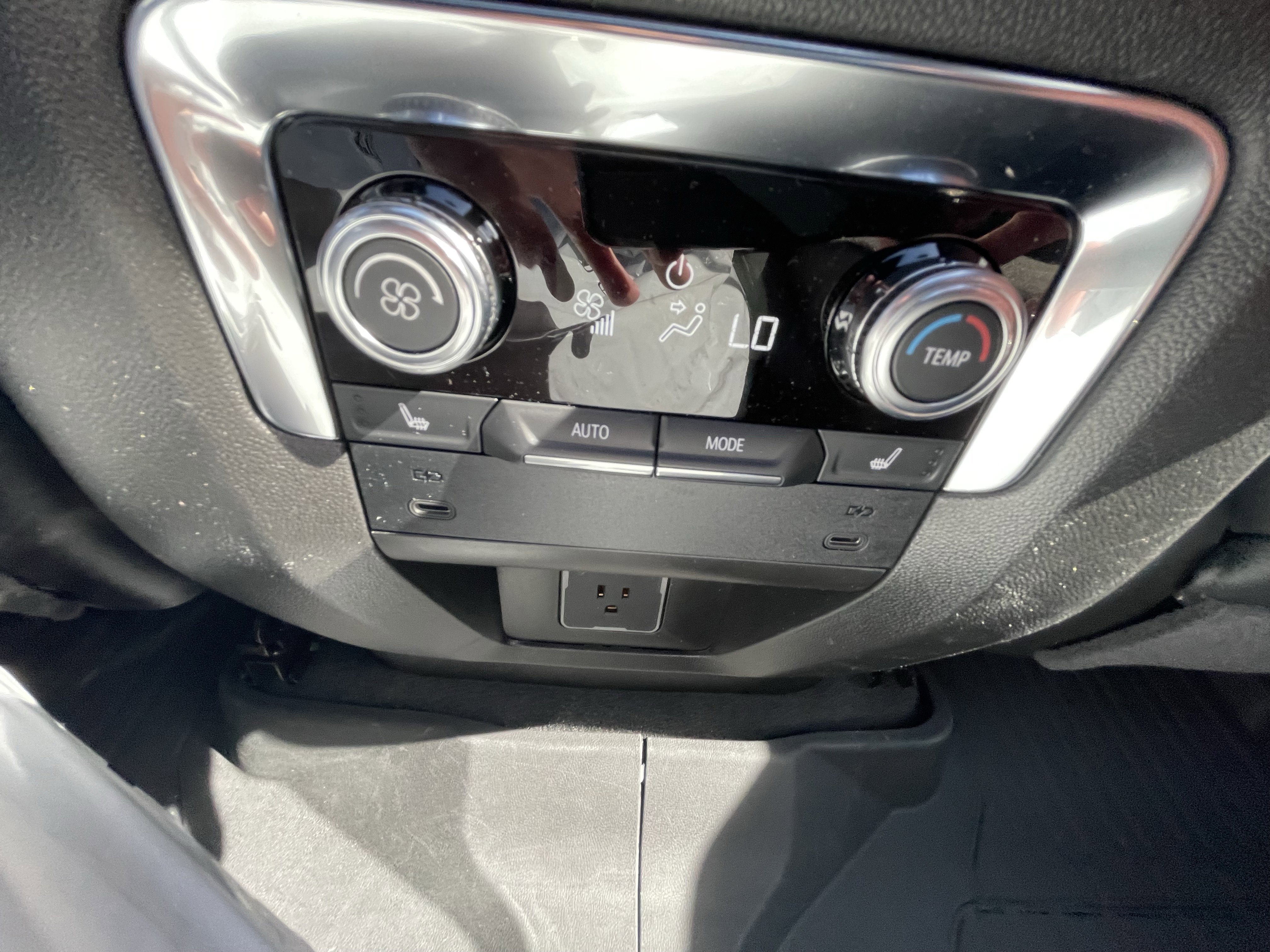 Used 2026 GMC Yukon Denali w/ Sun & Power Step Package image 23