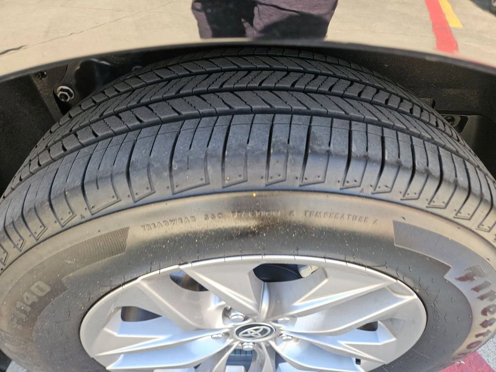 Used 2025 Toyota Sienna LE image 26