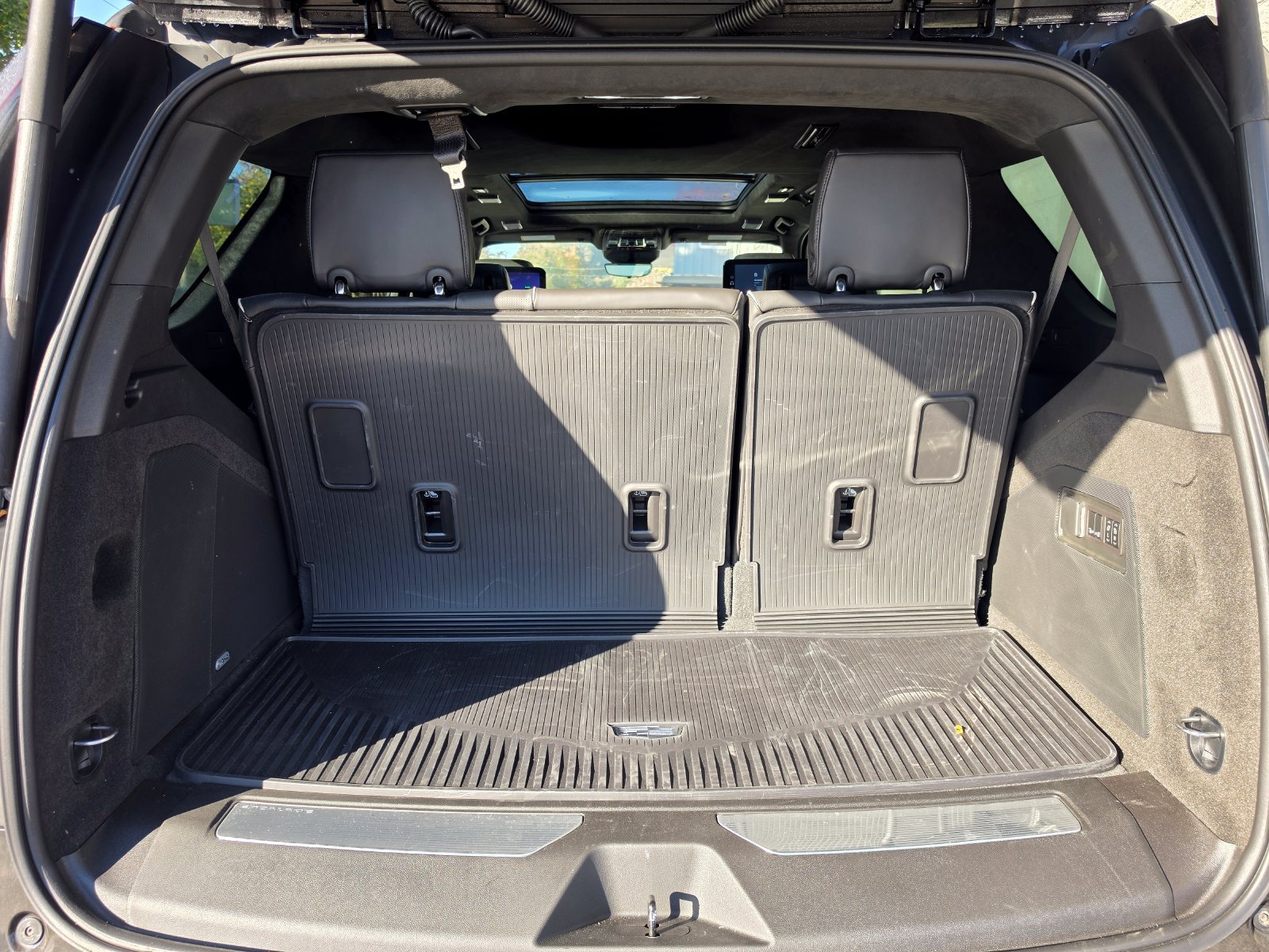 Used 2026 Cadillac Escalade Platinum Sport w/ LPO, ONYX Package AWD/4WD image 6