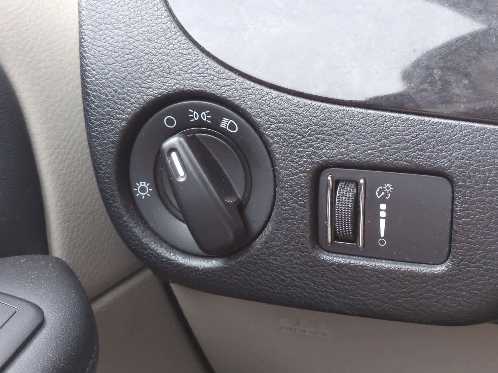 Used 2013 Dodge Grand Caravan SE image 26