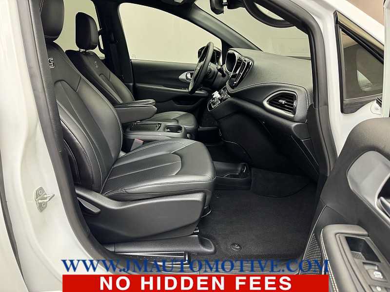 Used 2024 Chrysler Pacifica Touring-L w/ S Appearance Package AWD/4WD image 22