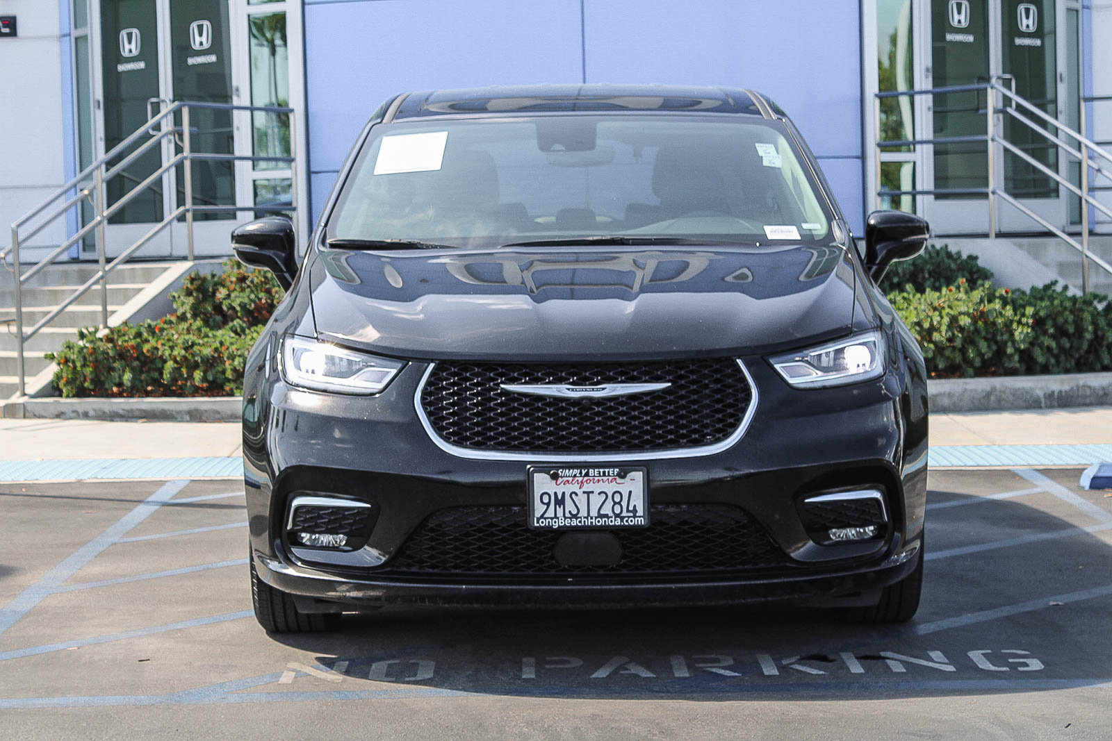 Used 2024 Chrysler Pacifica Limited FWD image 2