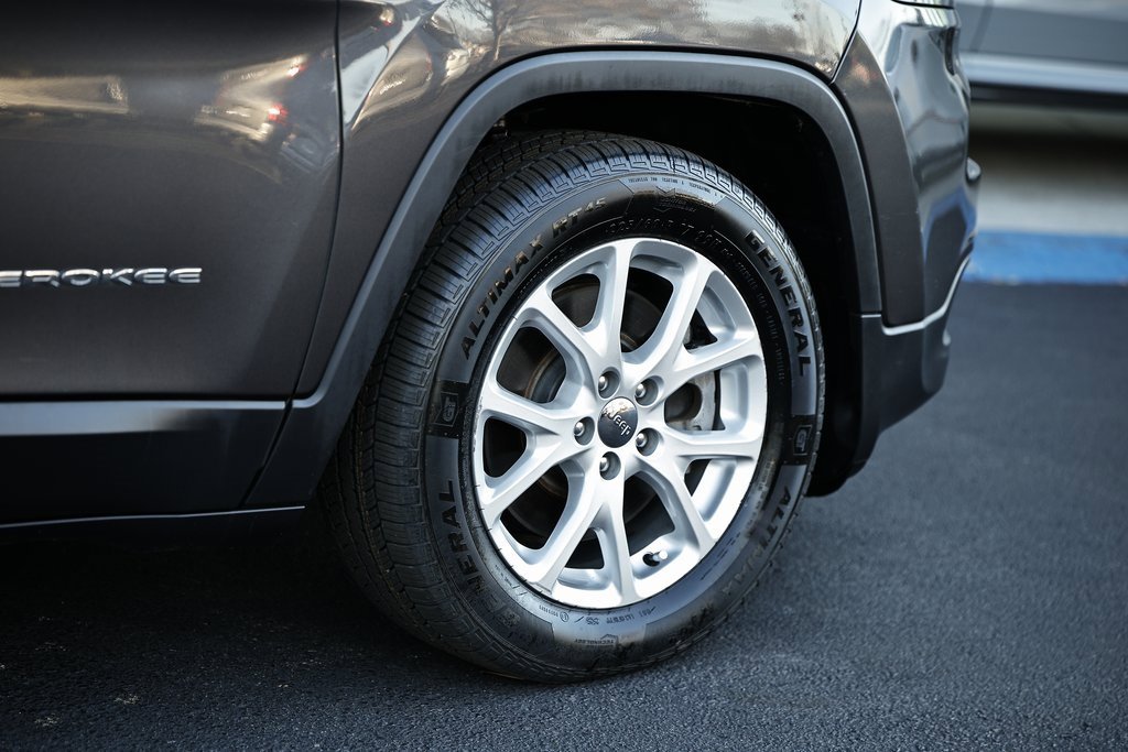 Used 2018 Jeep Cherokee Latitude Plus w/ Comfort/Convenience Group image 5