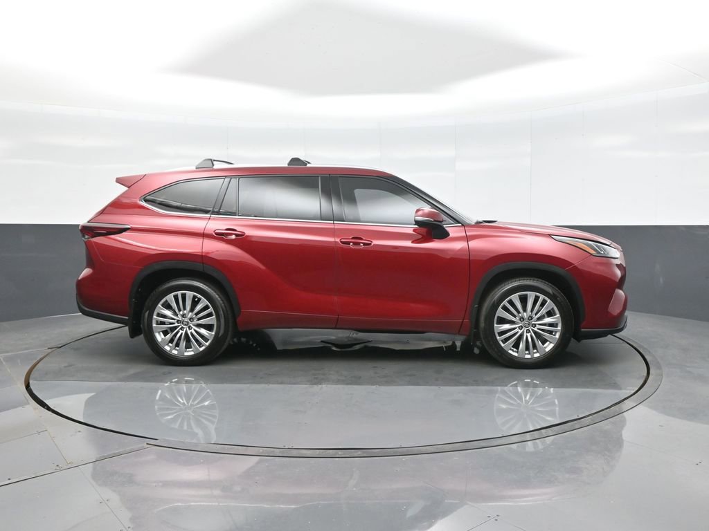 Certified 2025 Toyota Highlander LE image 10