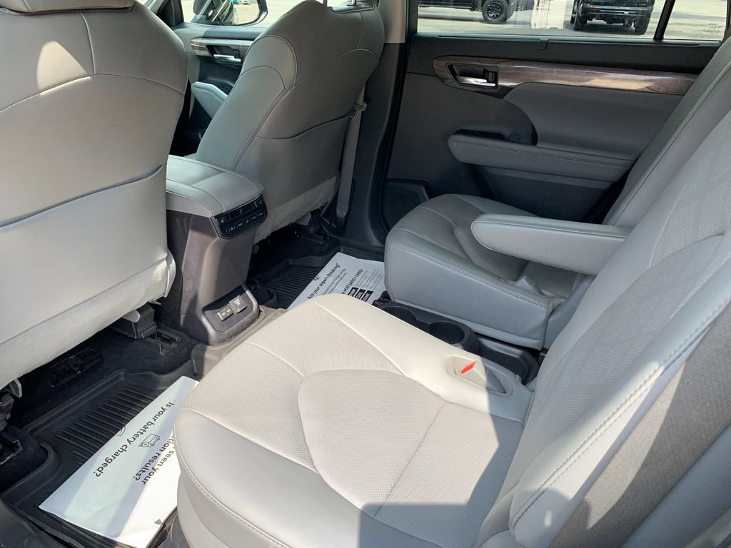 Used 2022 Toyota Highlander Platinum AWD/4WD image 14