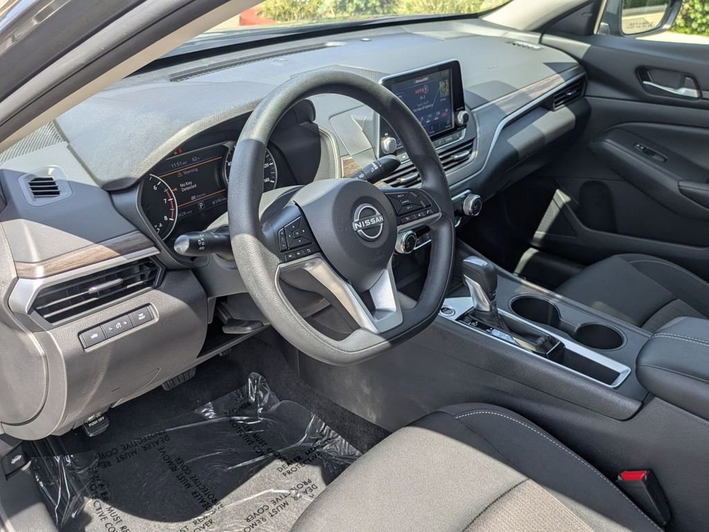 Used 2025 Nissan Altima 2.5 SV image 13